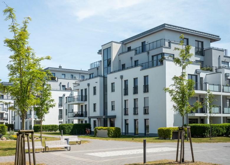 Wohnungsanlage mit Grünanlage